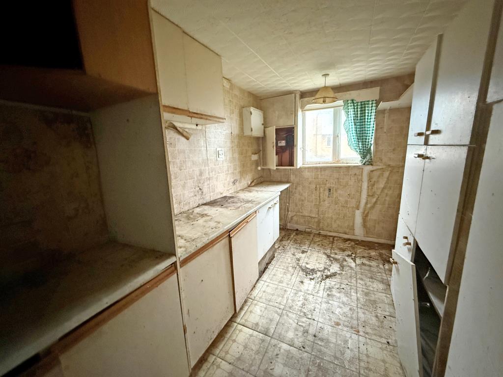 Lot: 121 - A SEMI-DETACHED HOUSE FOR REFURBISHMENT - Kitchen